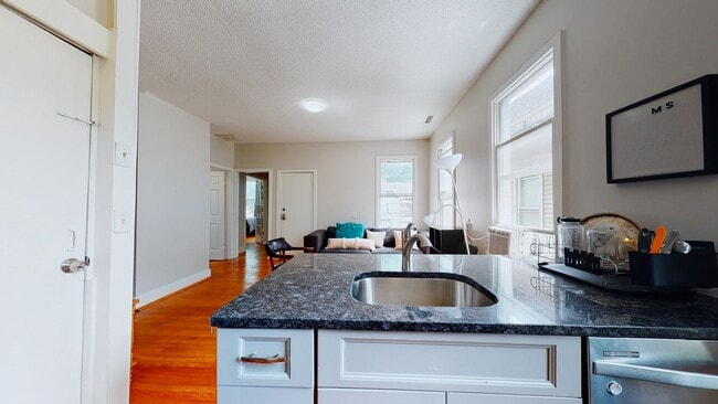 Building Photo - 6 Bedroom Apartment in Science Hill, close to downtown! (Laundry In Unit)