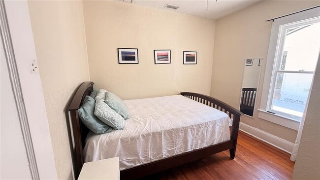 Building Photo - 905 Jones St