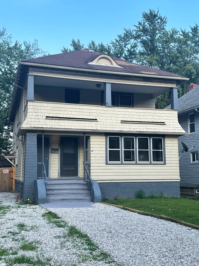 The lower unit at an up/down duplex is for rent. - 853 N Howard St
