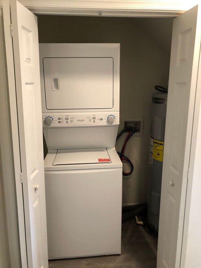 Building Photo - Renovated Duplex