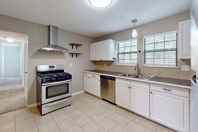 Building Photo - 2304 Staunton Dr