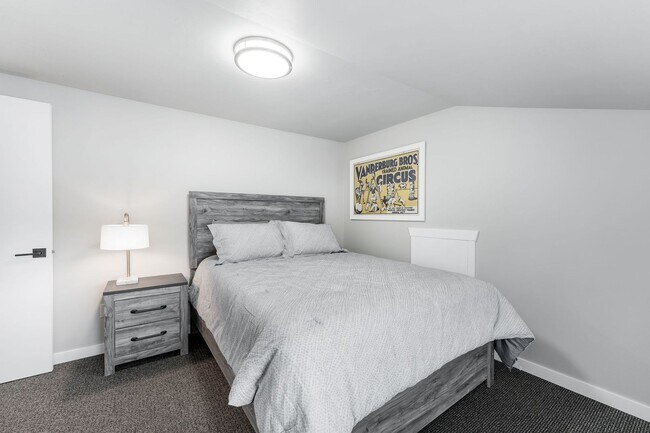 Building Photo - FURNISHED HOUSE! Short or Long Term! Large Newly Renovated Fully Furnished Modern 5 Bedroom Home ...