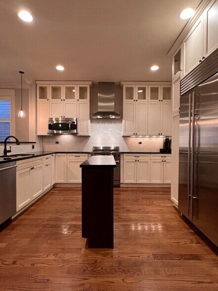 Building Photo - 2042 N Racine Ave