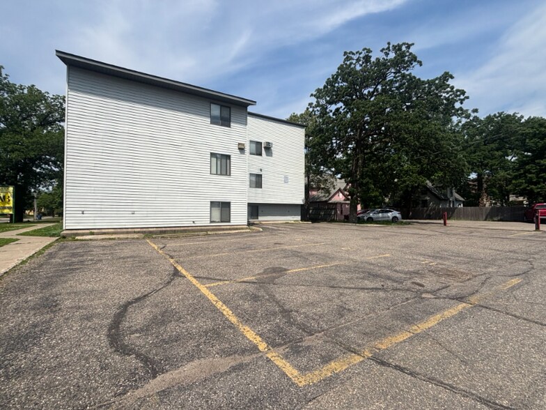 Building Photo - 575 7th St S