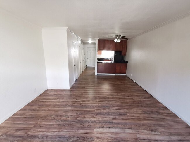 Building Photo - Beautiful 2 Bed / 1.5 Bath Two-Story Condo...