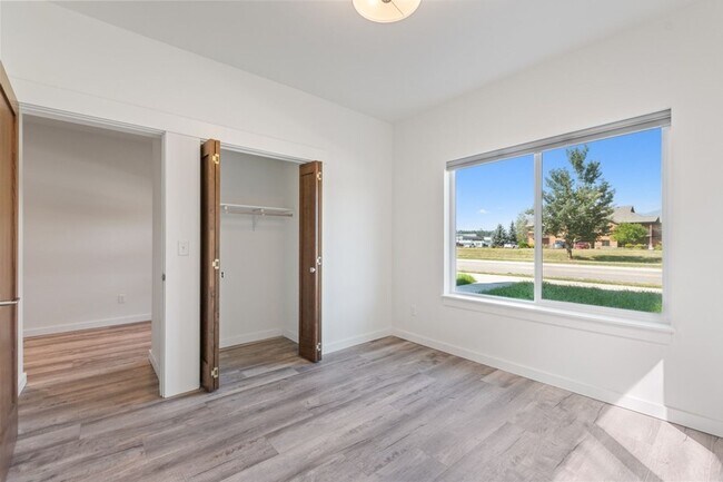 Building Photo - 2 bedroom, 2 bath townhome, close to downtown Whitefish!