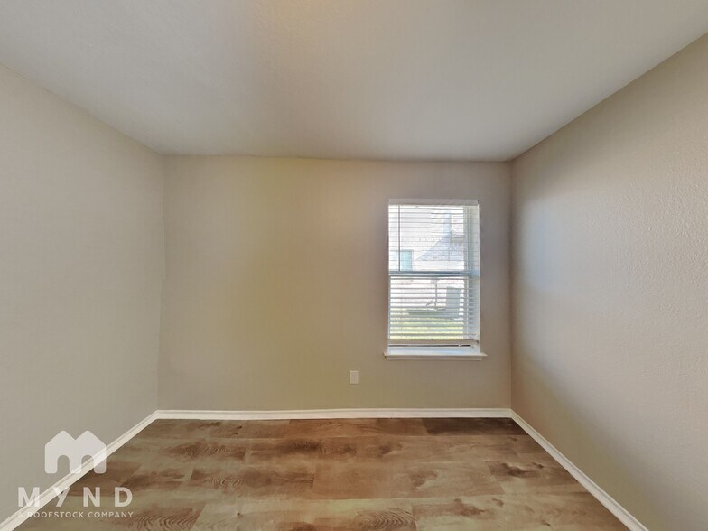 Building Photo - 421 Pin Oak Ln