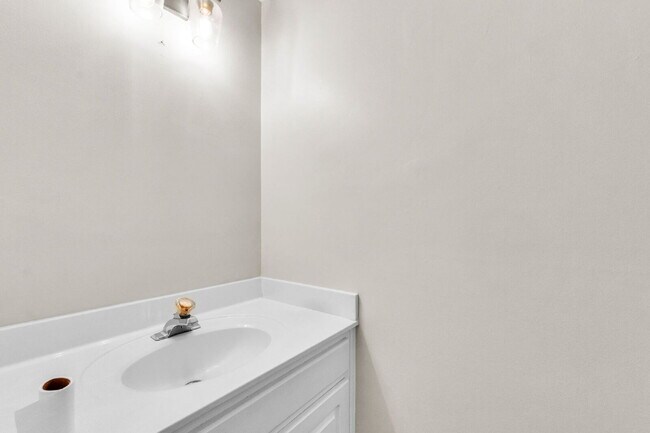 Building Photo - Beautifully Renovated Townhome (2BR/2.5BA)...