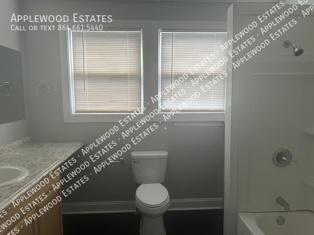 Building Photo - 611 Forest St