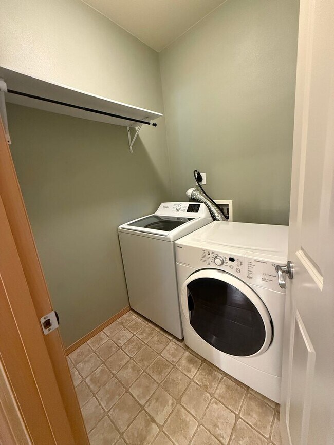 Building Photo - 3 Bedroom 2.5 Bath DuPont Townhome