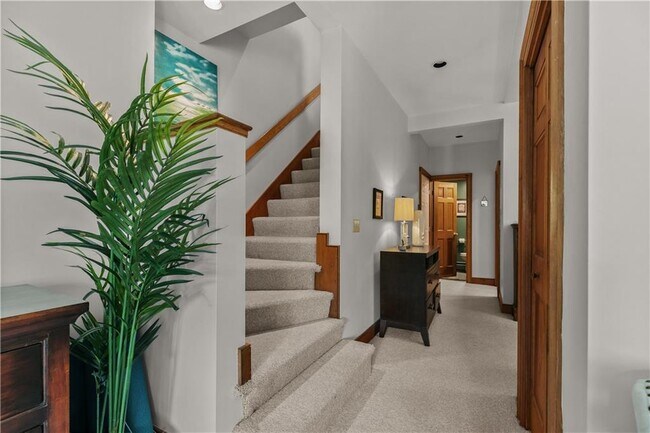 Building Photo - 158 Narragansett Ave