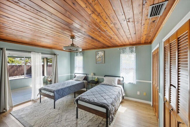 Building Photo - 1326 SW Bartell Ave