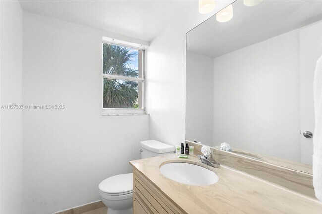Building Photo - 9440 W Bay Harbor Dr