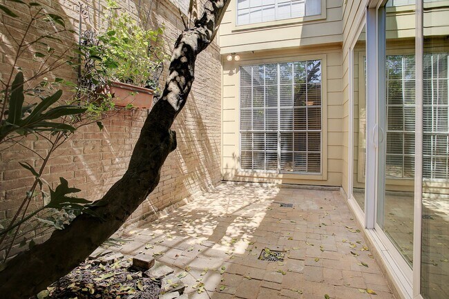 Building Photo - 7527 Del Monte Dr