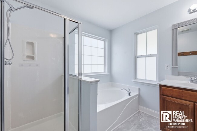 Building Photo - 4BR | 2.5BA | Balcony | Fenced Yard