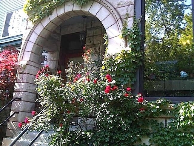 Building Photo - 622 W Briar Pl