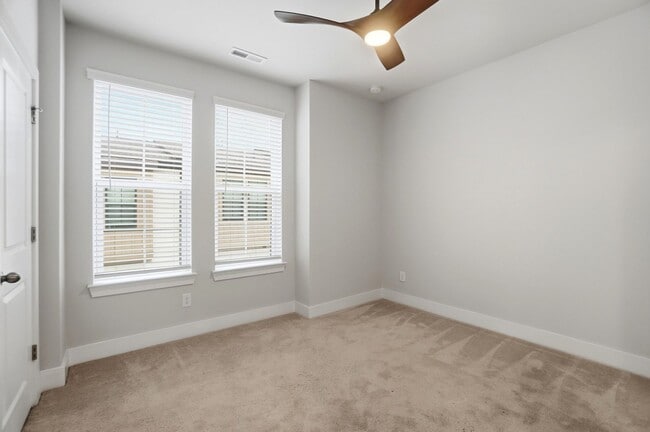 Building Photo - Modern Townhome in the Heart of Plaza Midw...