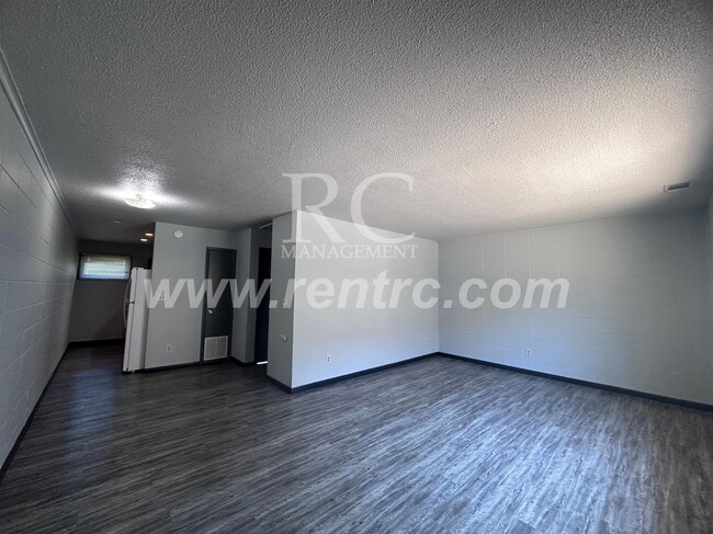 Building Photo - 1005-8 Oak-