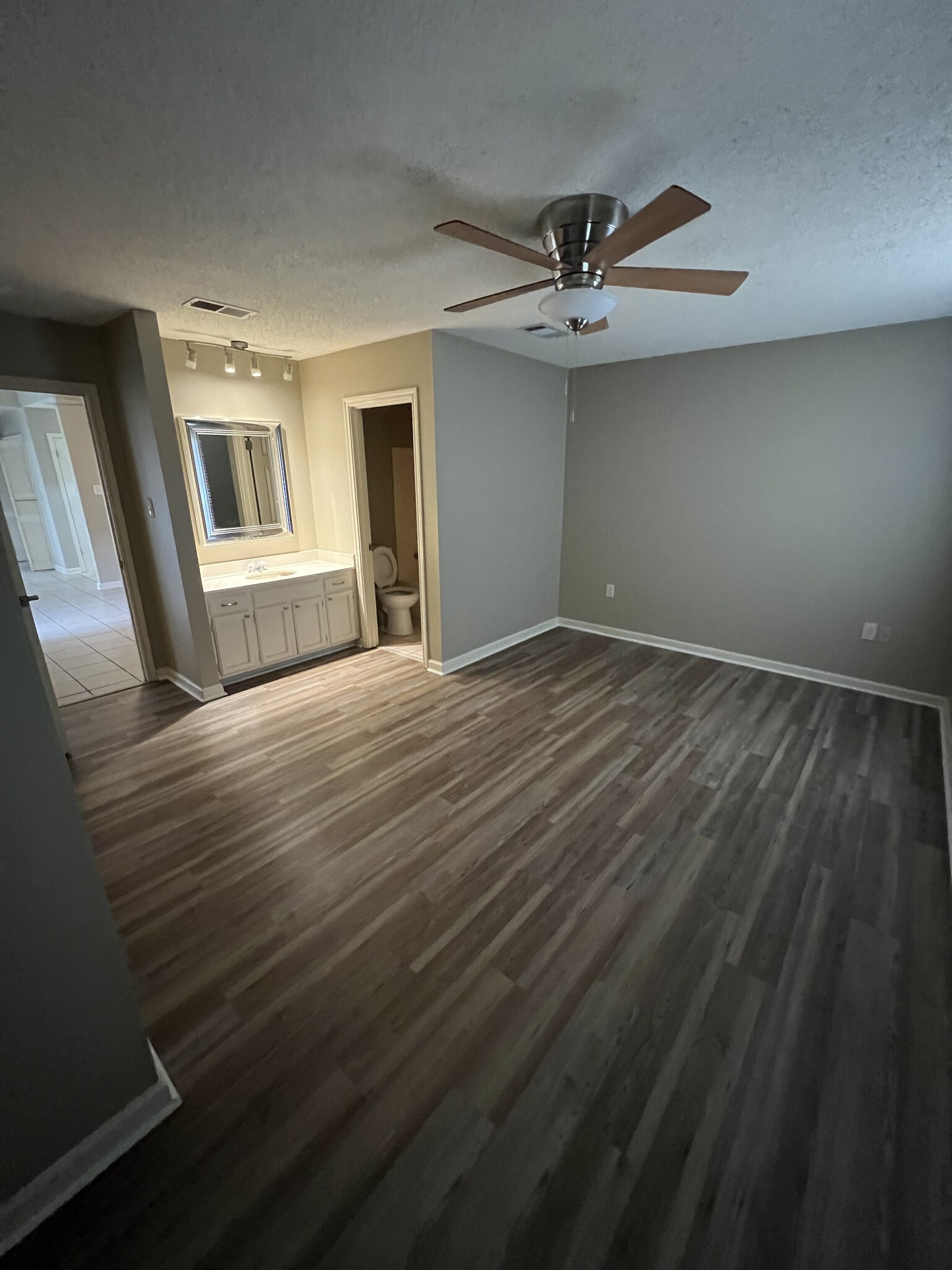 Building Photo - 1127 Willow Creek Dr