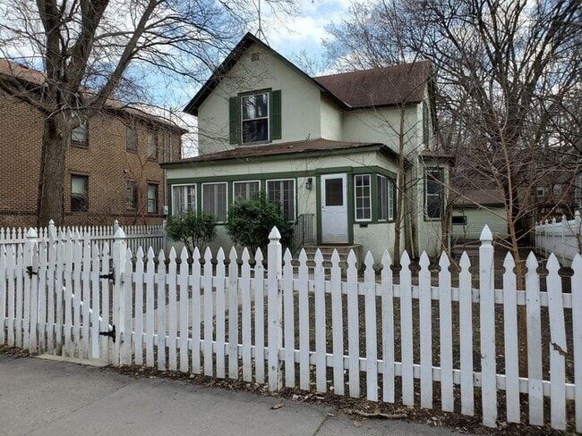 Primary Photo - 3BR, 2BA HOME IN UPTOWN AVAILABLE 10/4!