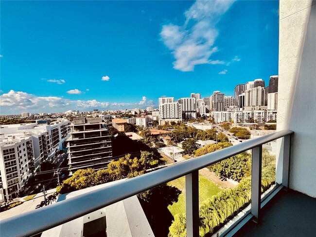 Building Photo - 1600 SW 1st Ave