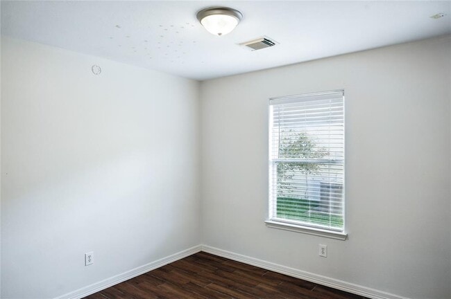 Building Photo - 706 Silver Cliff Ln