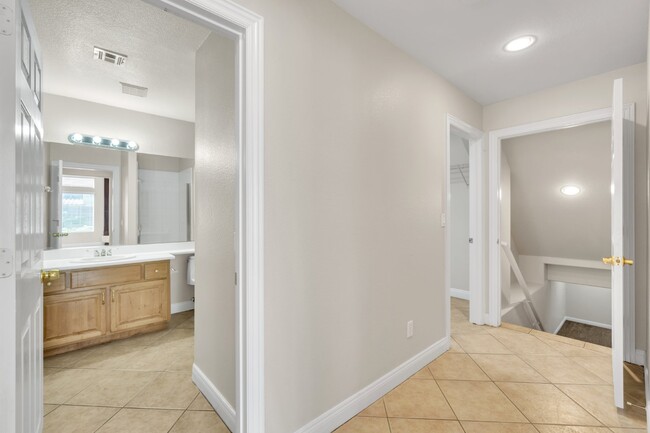 Building Photo - LUXORY 5 BEDROOM 3 1/2 BATH HOME LOCATED I...