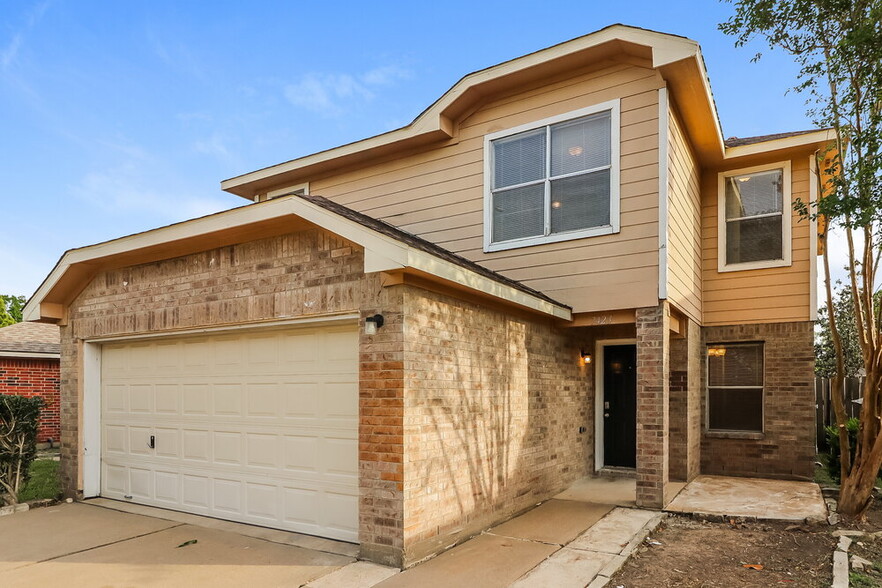 Building Photo - 7423 Village Lake Dr