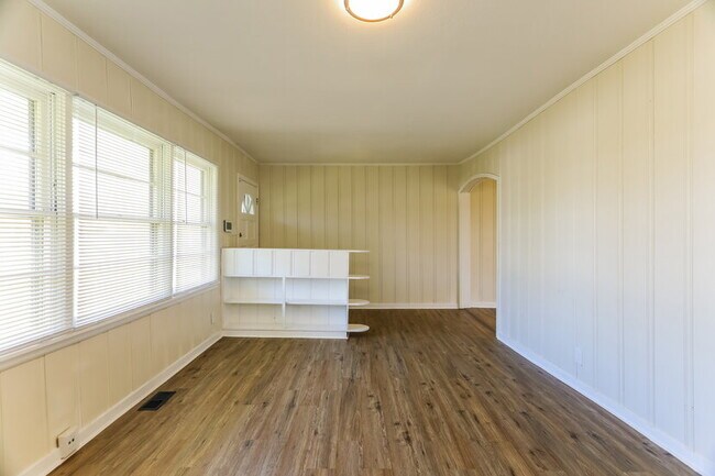 Building Photo - Charming and newly updated 3BR 1 Bath home in the heart of Center Point!