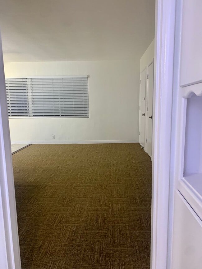 Building Photo - Cheerful and Spacious 1bd/1bth Upstairs Unit