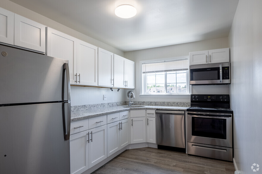 2BR 1BA -Kitchen - Hillsborough Gardens