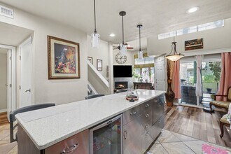 Building Photo - Updated 2 bed 2.5 bath End Unit Townhome in Lochmoor!