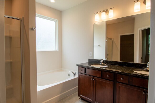 Building Photo - Modern Living in the Heart of Summerville!