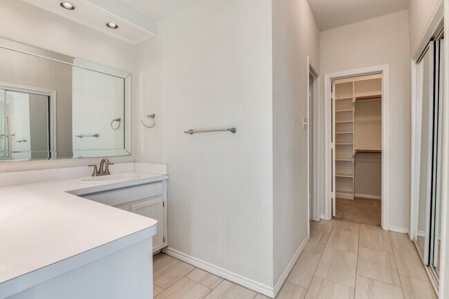 Building Photo - Highly Sought-After Royale Orleans South Condo