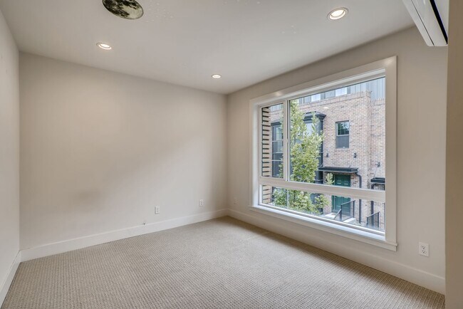 Building Photo - Queen Anne Townhome ~ McGraw Square