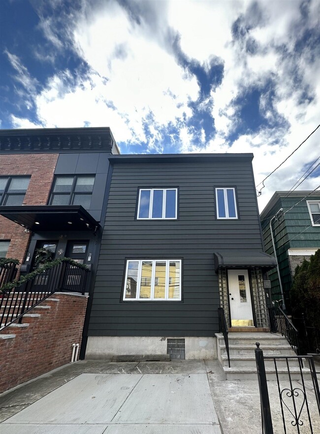 Building Photo - 101 Bowers St