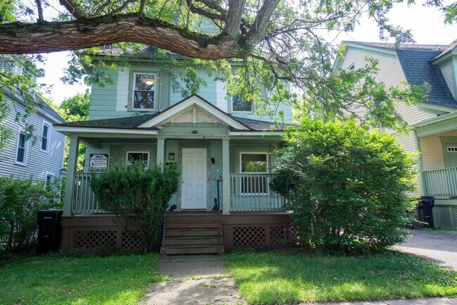 Building Photo - AVAILABLE 7/1/26 - Spacious Single Family ...