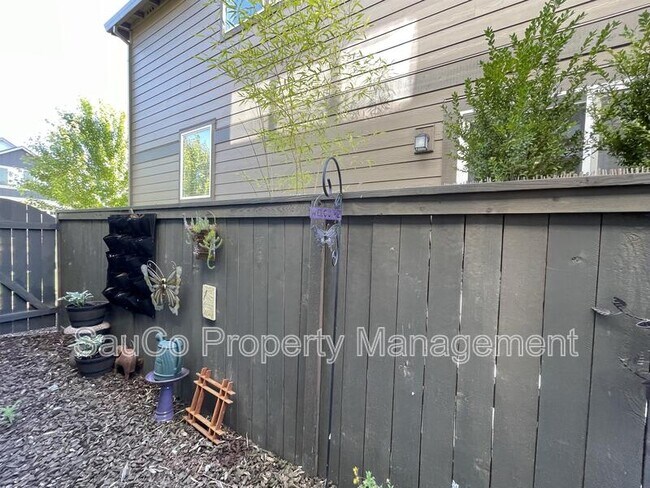 Building Photo - 6473 SE Genrosa St