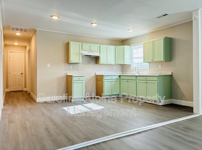 Building Photo - 613 Legrand St