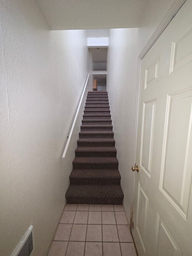 Building Photo - Discover your dream Townhome in Manitowoc!