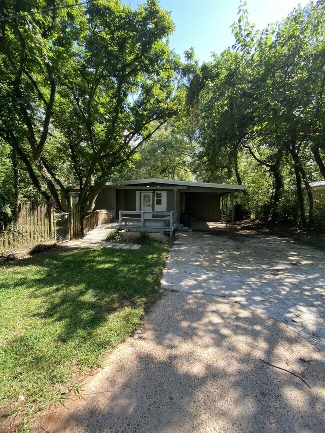 Building Photo - 3 bed 2 bath home with a fenced-in yard! Available August 2026!