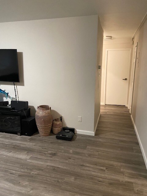 Building Photo - 1300 Golden Cir