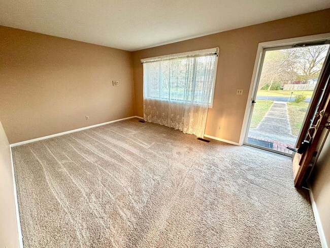 Building Photo - Fresh Paint and New Carpet! 4 bedroom home...