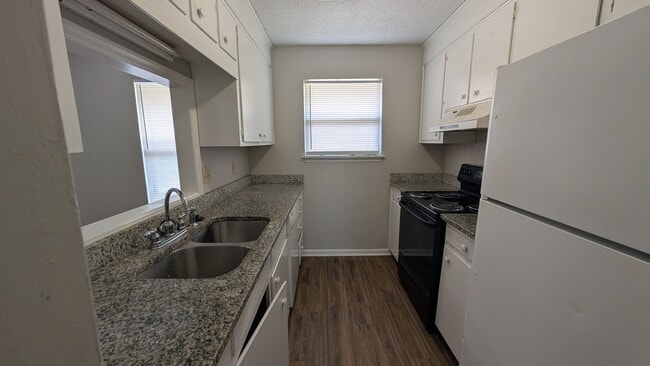 Building Photo - Spacious 2BD/2BA Duplex