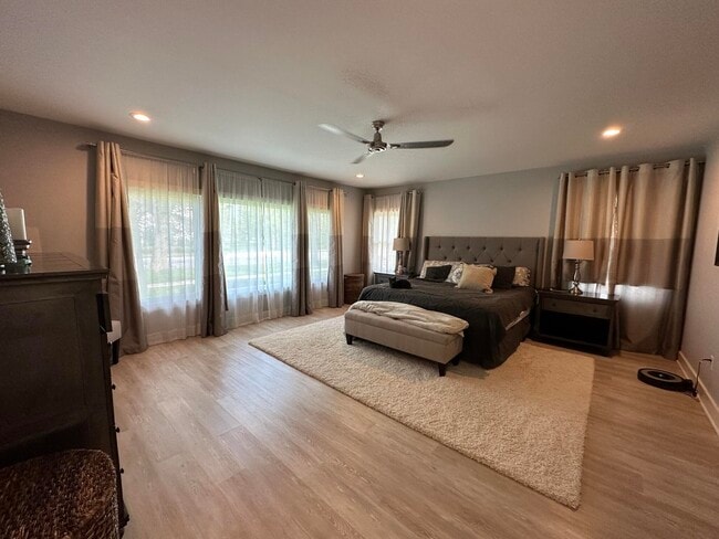 Building Photo - 4515 N Lake Dr