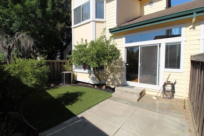 Building Photo - Clayton Beautiful 3 bedroom 2.5 bathroom w...