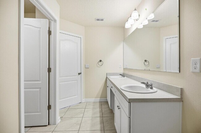 Building Photo - 165 Redbud Rd