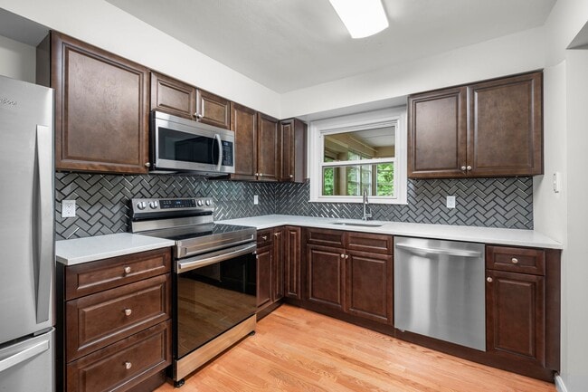 Building Photo - 4-bedroom, 2-bathroom home located in the ...