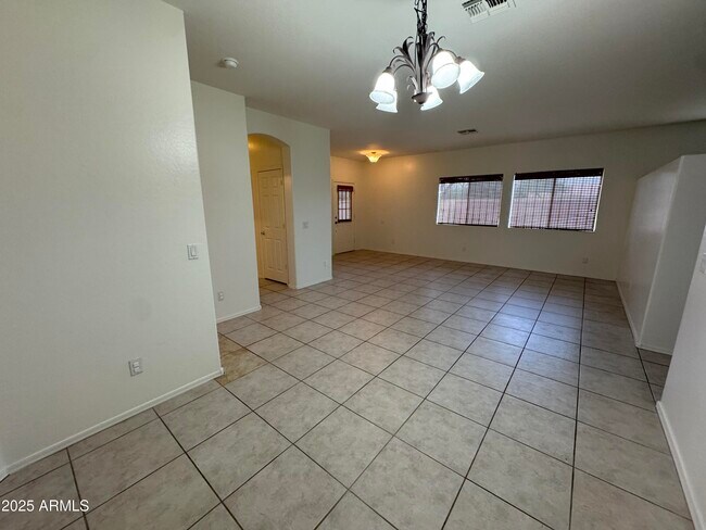 Building Photo - 3323 E Roadrunner Dr