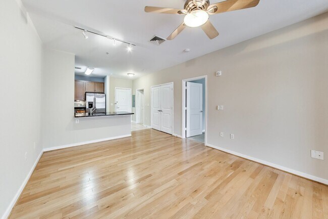 Building Photo - Luxury 1BD/1BA condo steps to SS METRO